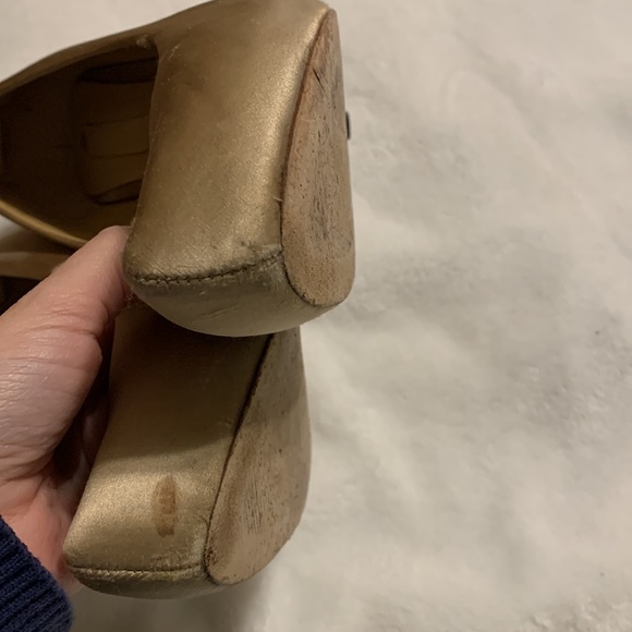 BCBG champagne colour satin pumps, size 6, black heels - Picture 6 of 6